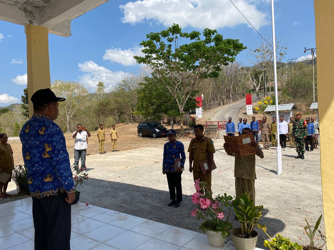 Satgas Pamtas RI-RDTL Sektor Barat Yonarhanud 15/DBY Hadiri Upacara 17an di Kecamatan Manamas