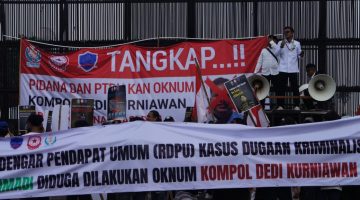Dugaan kriminalisasi hukum , masa aksi minta DPR dan Kapolri periksa & PTDH kan Kompol DK cs