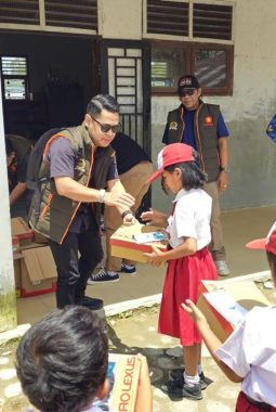 VIRAL Sepatu Robek: Bantuan Cepat Sabam Rajagukguk Hadirkan Haru di Samosir