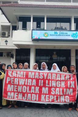 Warga Lingkungan IX Tandatangani Petisi Penolakan M Salim Sebagai Kepling