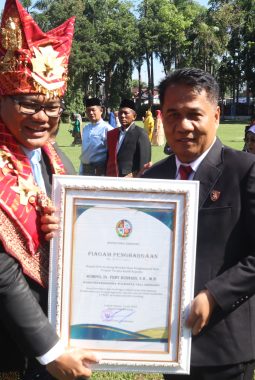 Momen HUT 80 Tahun Kab. Deli Serdang dan Bhayangkara, Bupati Hadiahkan Fery Kusnadi Penghargaan
