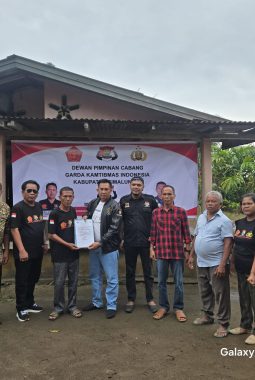 Komandan Garda Kamtibmas Indonesia Provinsi Sumatera Utara Memberikan SK Kepengurusan Garda Kamtibmas Indonesia Kab. Simalungun